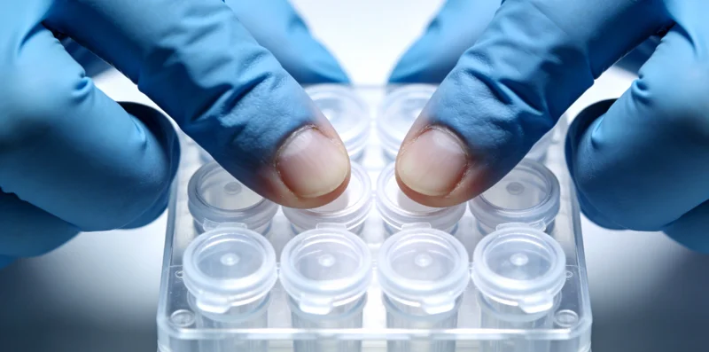 在湛江,一家人与医生咨询胰腺癌基因检测相关事宜