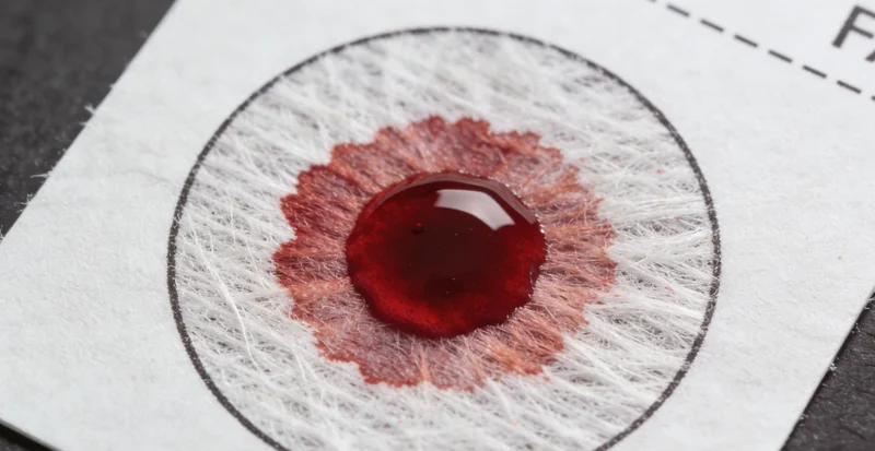 展示血液样本采集管和一份基因检