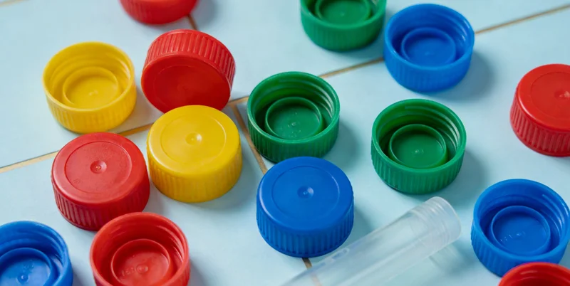 医生正在查看肺部CT影像,表情