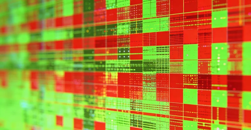 医生在办公室向患者家属解释病情