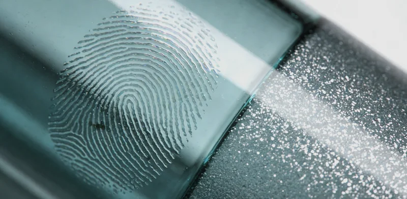 医生与患者家属正在沟通检测结果