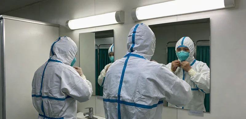 遗传咨询师正在为客户解读基因检