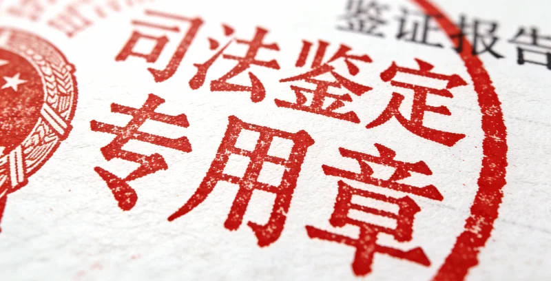 一位女性在诊室与医生沟通HPV