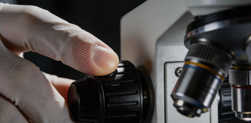 医生与患者家属讨论检测结果