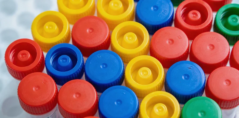 专业实验室内，技术人员正在进行