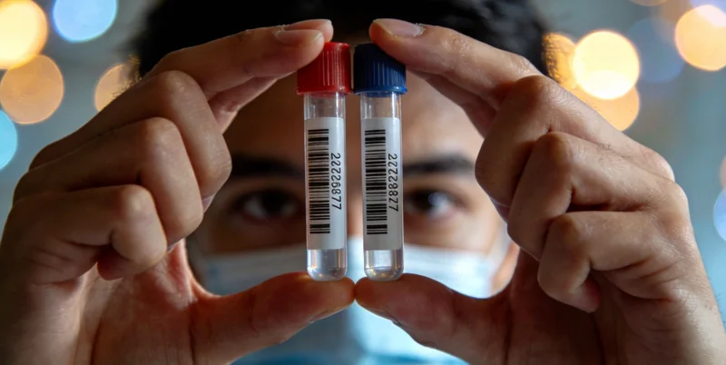 一位康复的孩子在户外开心玩耍，