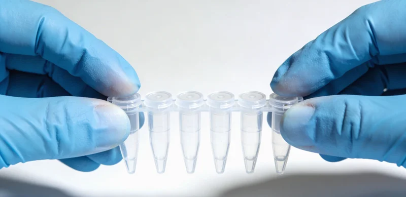 医生正在诊室向患者解释基因检测报告