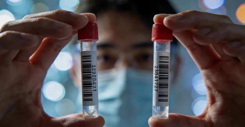 酒泉市民在医院药房前咨询用药问