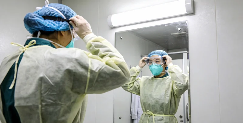 家庭围坐一起讨论检测报告和选择