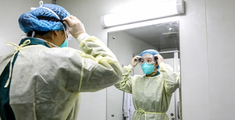 医生正在为一位中年男性进行口腔