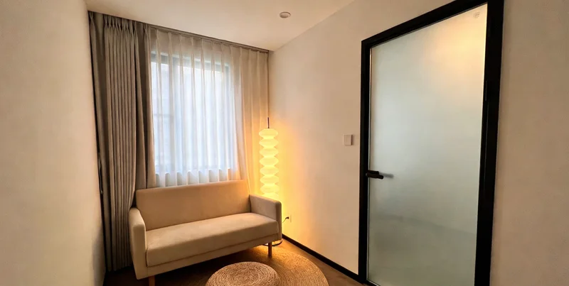 乌兰察布城市背景,前景为女性与医生咨询的剪影