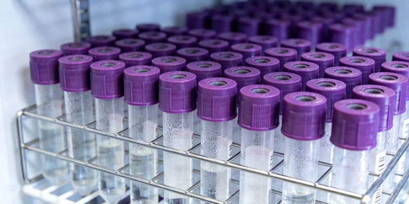 市民在便民采样点进行基因检测取