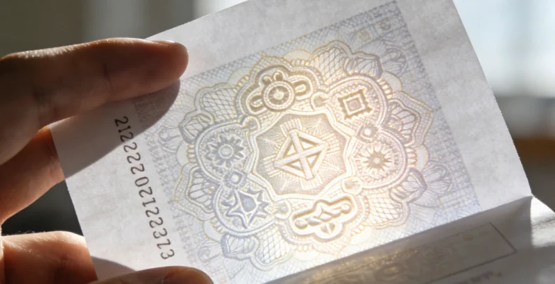 一位咸宁妈妈正在仔细查看孩子的