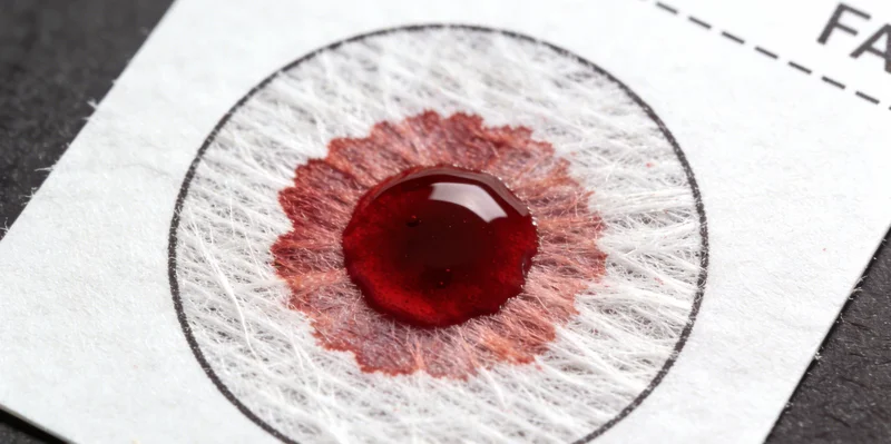 一位康复中的患者与医生交流的温