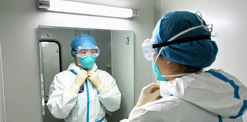 家长陪伴孩子在温馨环境中进行康