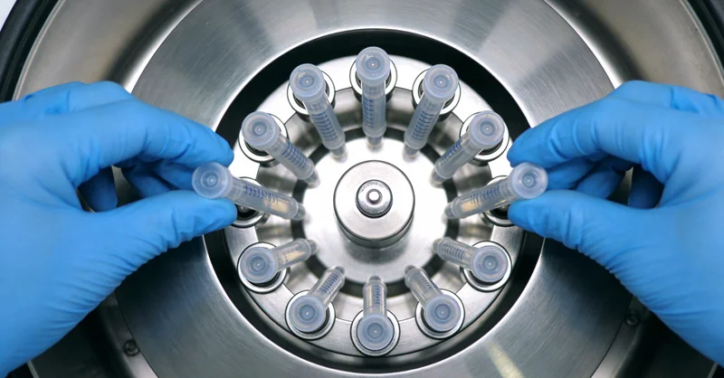 生物信息分析师正在电脑前进行基