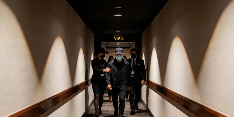 贵阳医院内,家长带着孩子候诊的