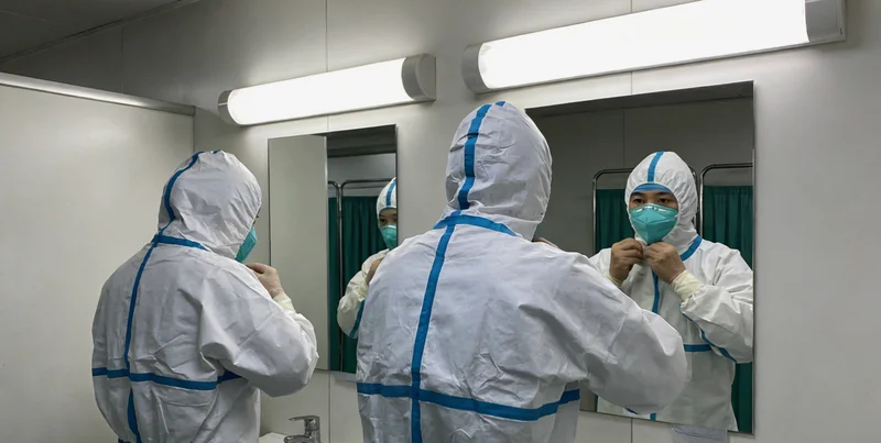 一双正在用流水和肥皂洗手的手，