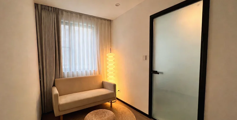 贵阳家庭带孩子在郊外河边游玩,