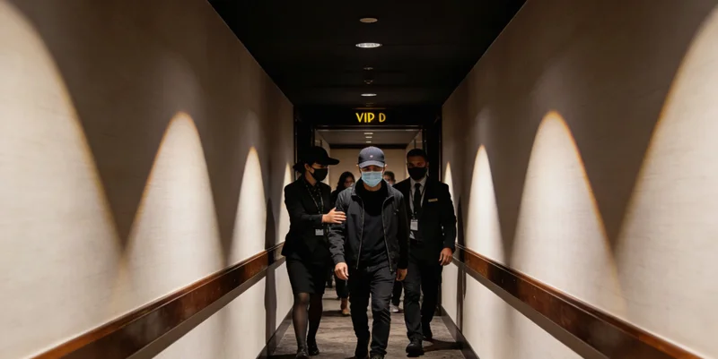 酒泉女性与家人讨论健康问题，表情关切