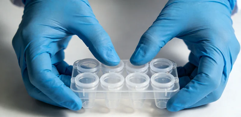 专业人士正在向家庭解读基因检测报告,氛围温馨专业