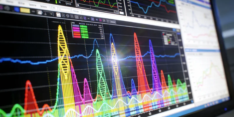 宁德渔民在渔船上工作的场景，体