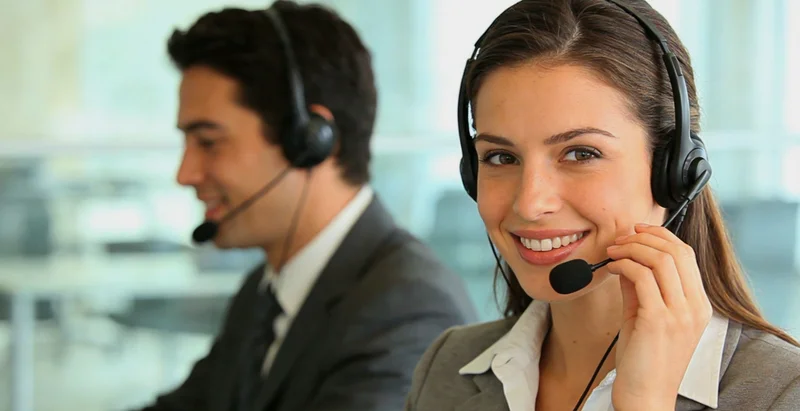 在诊室中,医生指着CT片与患者