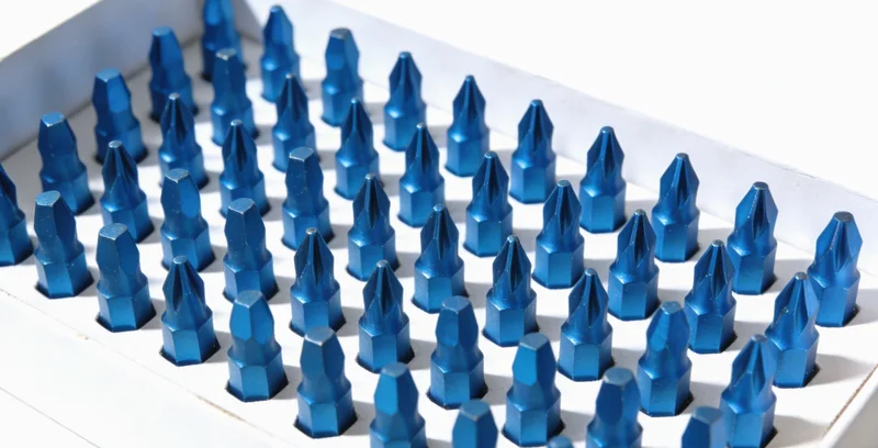 医生在诊室内,指着CT片与患者