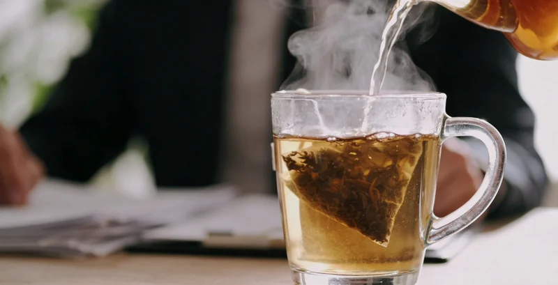 医生在ICU病房内讨论危重患者