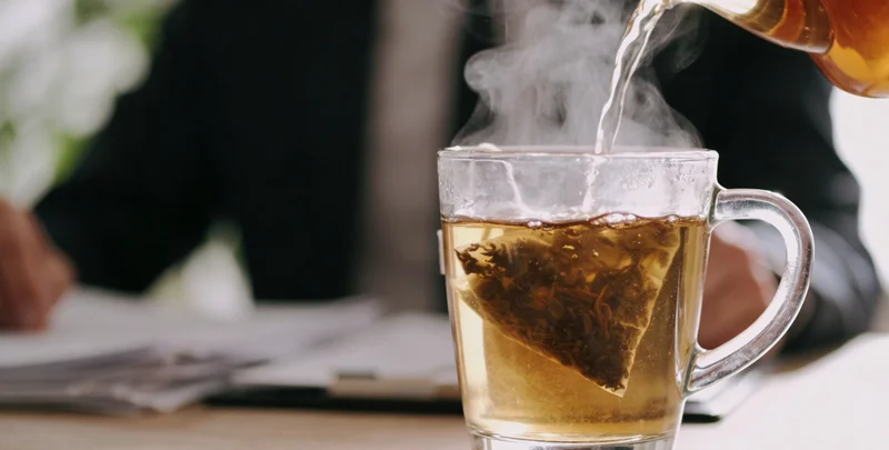 女性在手机上查看清晰的检测报告