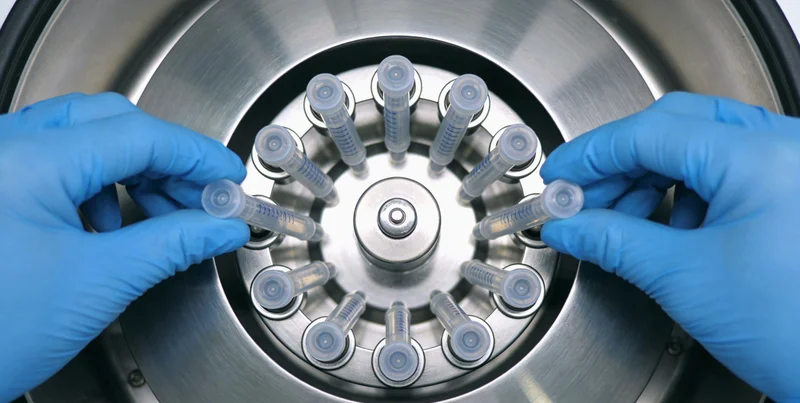 一位女性在医疗环境中，准备进行