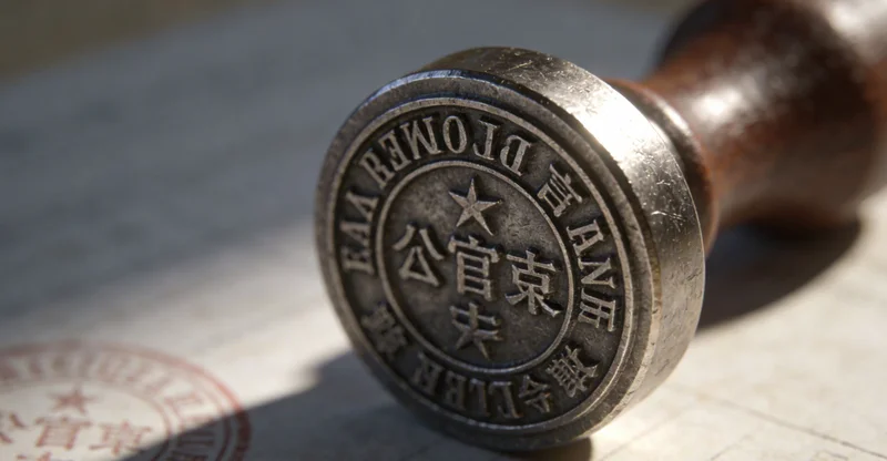 一位女性在咨询医生关于卵巢健康问题