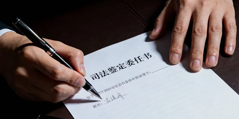 康复出院的患者与家人团聚，医生