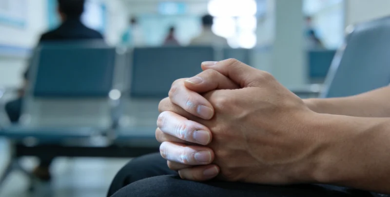 平顶山医院内,医生正在讨论脑部影像