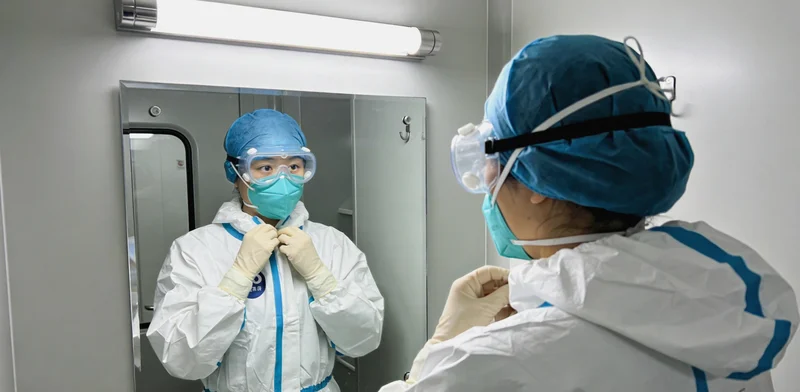 楚雄医生与患者沟通病情，讨论肺