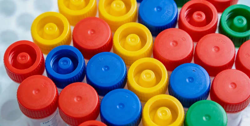 专业基因检测实验室内部工作场景,展现技术可靠性