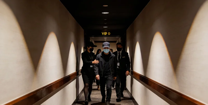 遗传咨询师在诊室中，正与咨询者