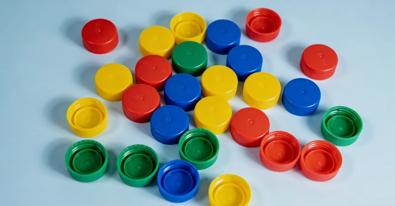 一只戴着医用手套的手,指向一份脑胶质瘤基因检测报告上的关键数据