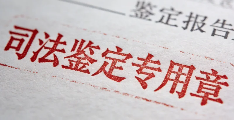 一位面带倦容的职场男性在办公室中，手扶额头，显得疲惫不堪