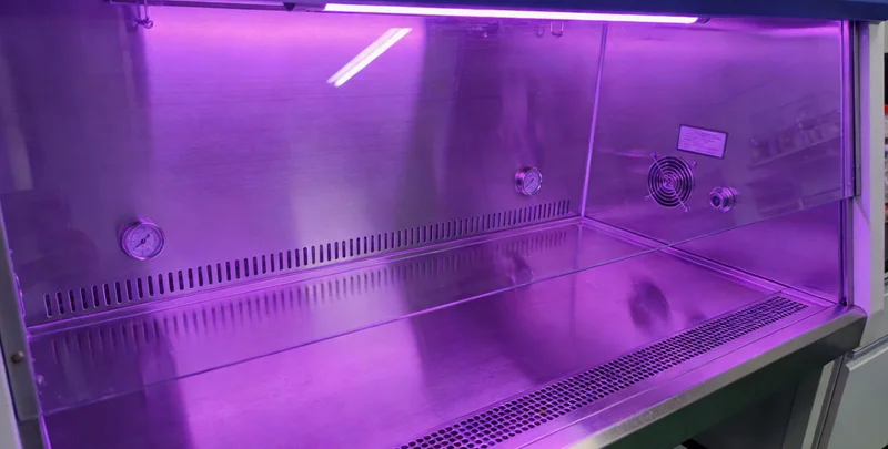 和田市民在沙尘天气中佩戴口罩出