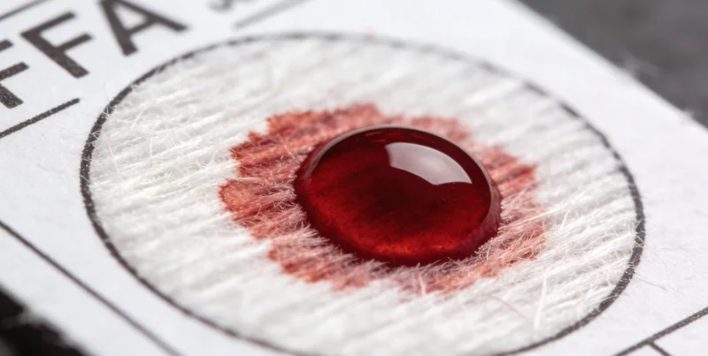 患者在医院向医生咨询腹泻病情，