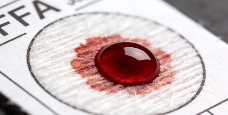 医生在诊室与咨询者交谈，或护士