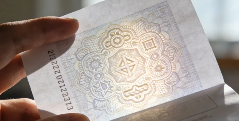 温馨家庭场景与铜陵地标建筑旁的