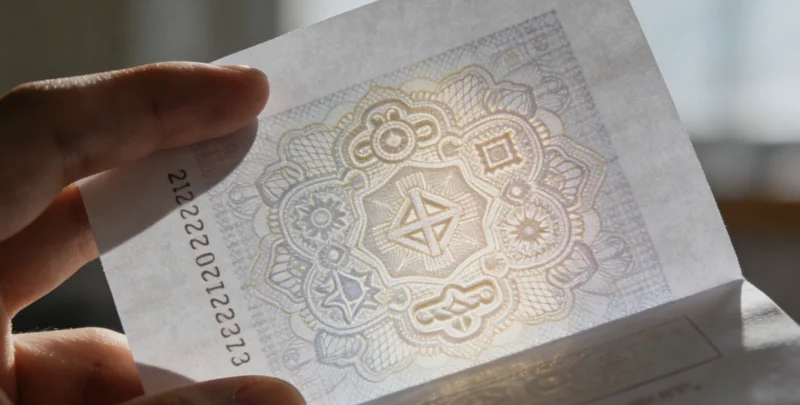 医护人员为女性进行鼻咽拭子采样