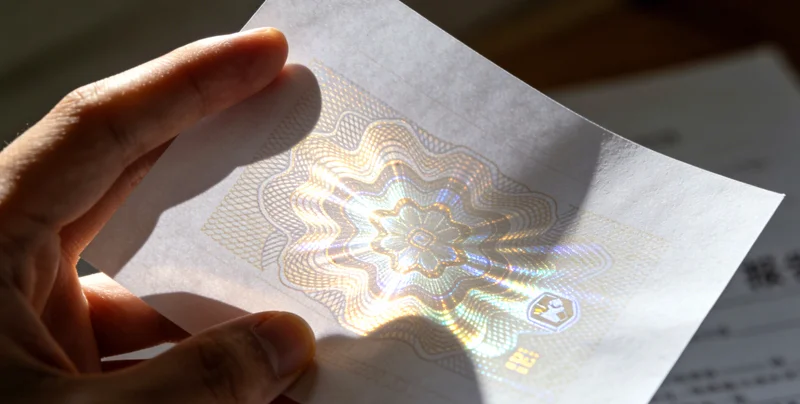 医生在办公室内仔细查看基因检测