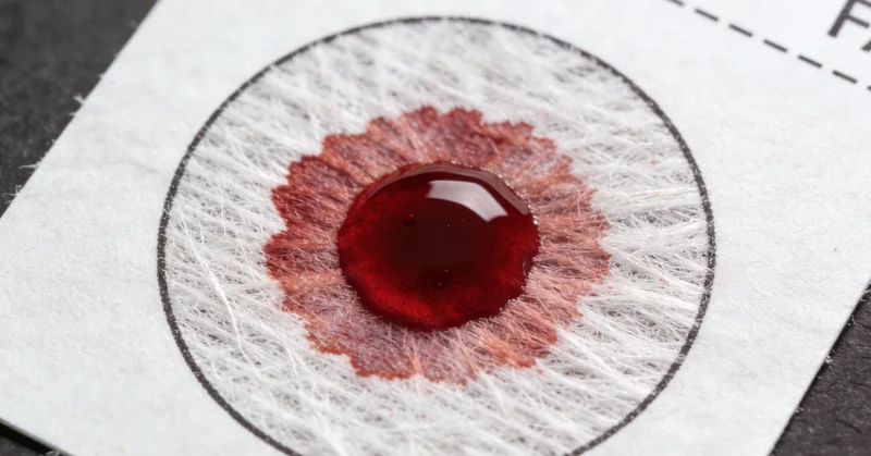 一位母亲在观察正在咳嗽的孩子,