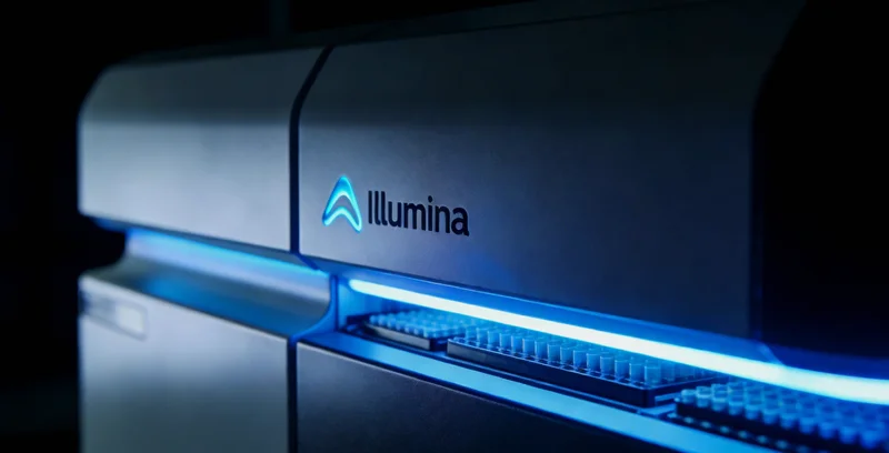 一个家庭在客厅沙发上,一起查看