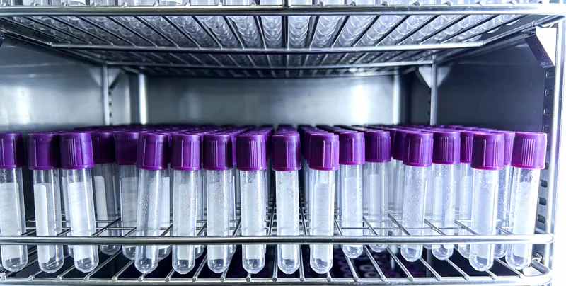 家人陪伴患者，与医生沟通病情，