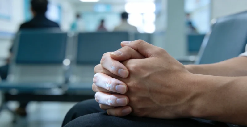 昆明某三甲医院血液科候诊区人潮