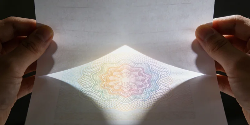 专业人士正在为咨询者讲解检测报